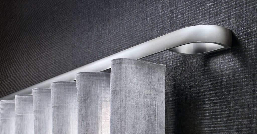 Detail eines silbernen Vorhang-Profils mit einem modernen Vorhang. Foto von Interstil.